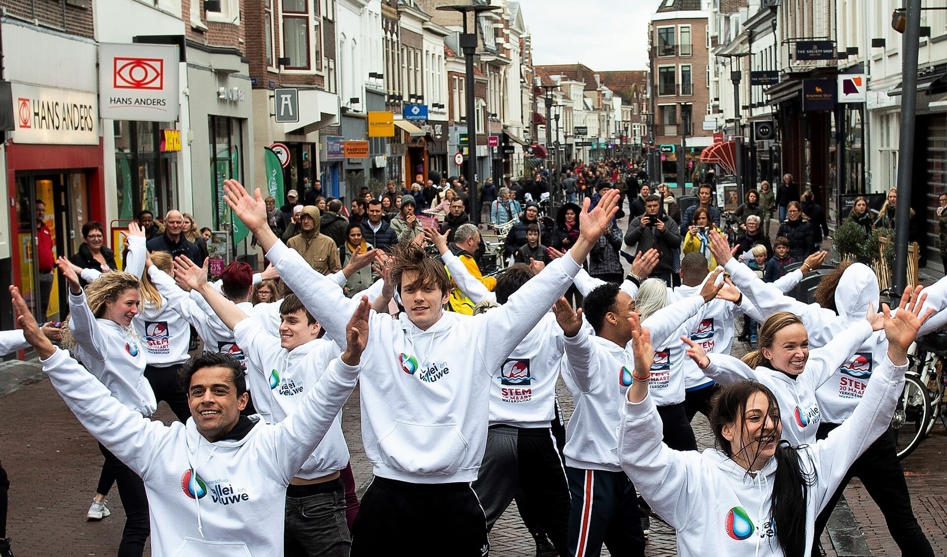 De flashmob in de Langestraat in Amersfoort.