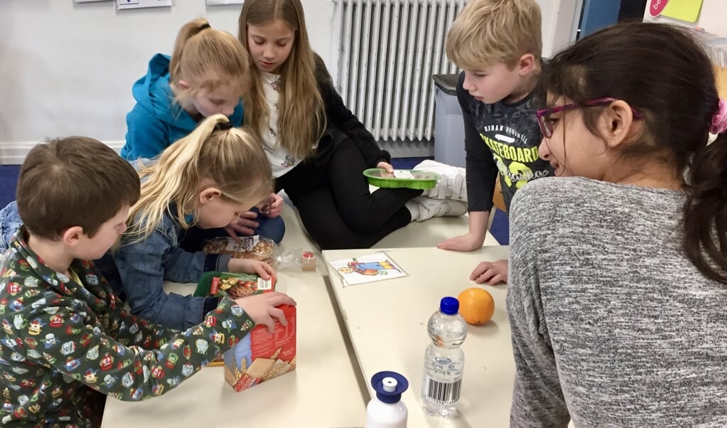 Leerlingen van Basisschool St. Michiel in Schalkwijk onderzoeken welke levensmiddelen het meest gezond en duurzaam zijn