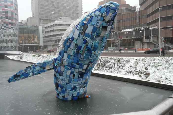 De walvis van plastic-afval in de Utrechtse gracht, als symbool om de problemen met het zwerfvuil aan te pakken.