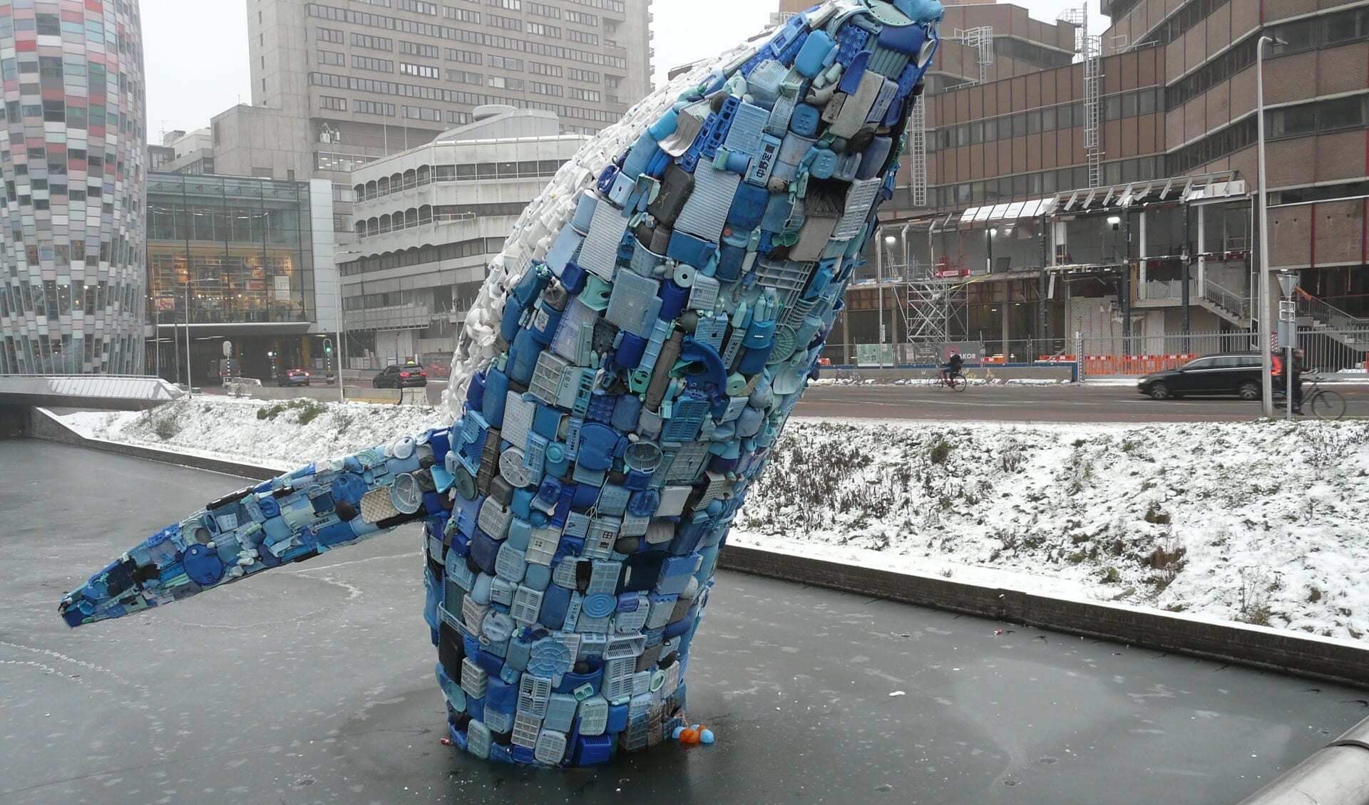 De walvis van plastic-afval in de Utrechtse gracht, als symbool om de problemen met het zwerfvuil aan te pakken.