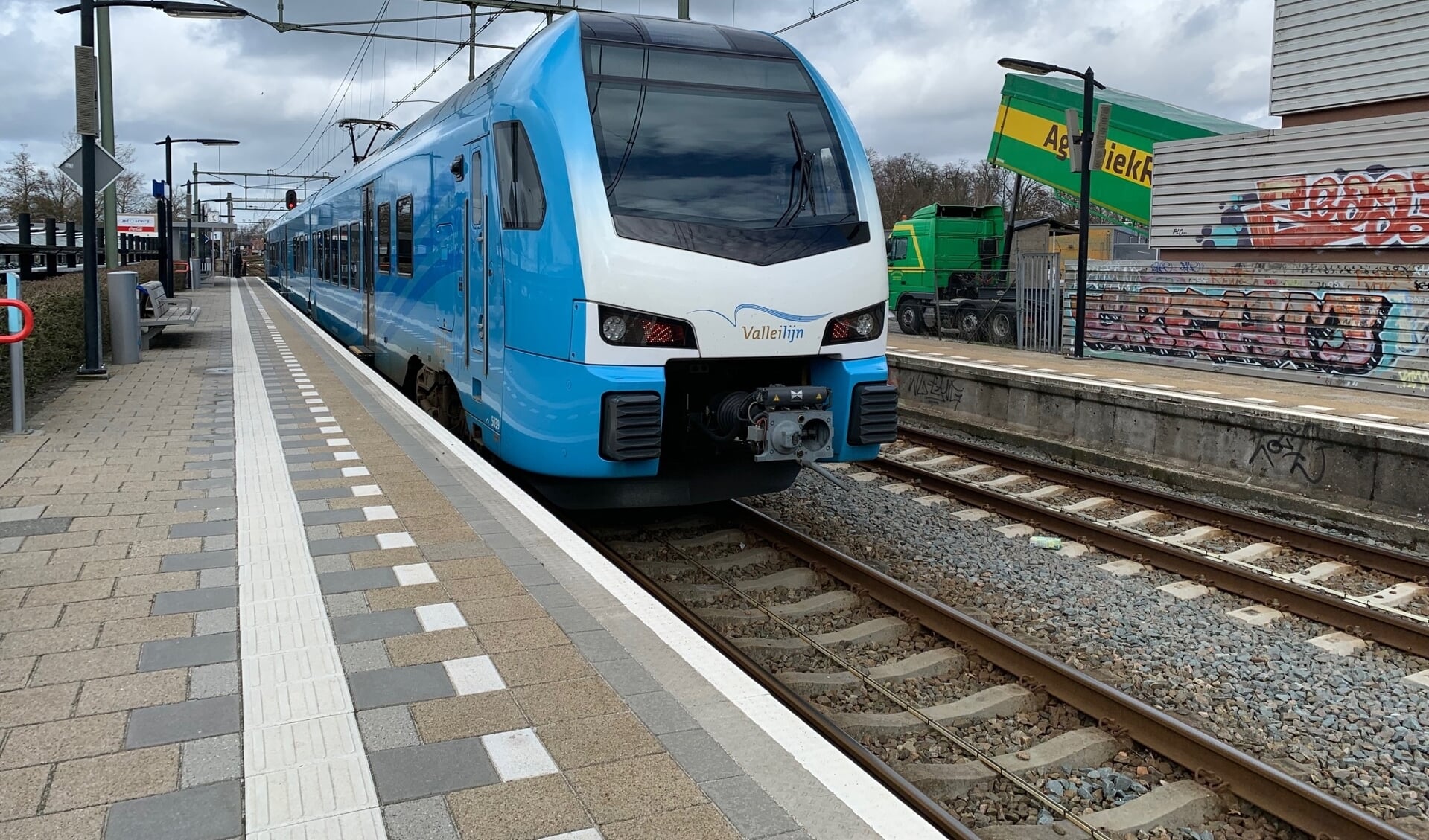 Een trein van de Valleilijn bij station Barneveld Centrum.