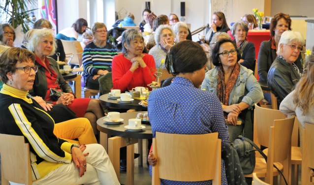 Een gemêleerd gezelschap van dames bezocht vrijdag het buurtcentrum van het Westhoffhuis in Lunteren, waar wethouder Willemien Vreugdenhil een betoog hield.