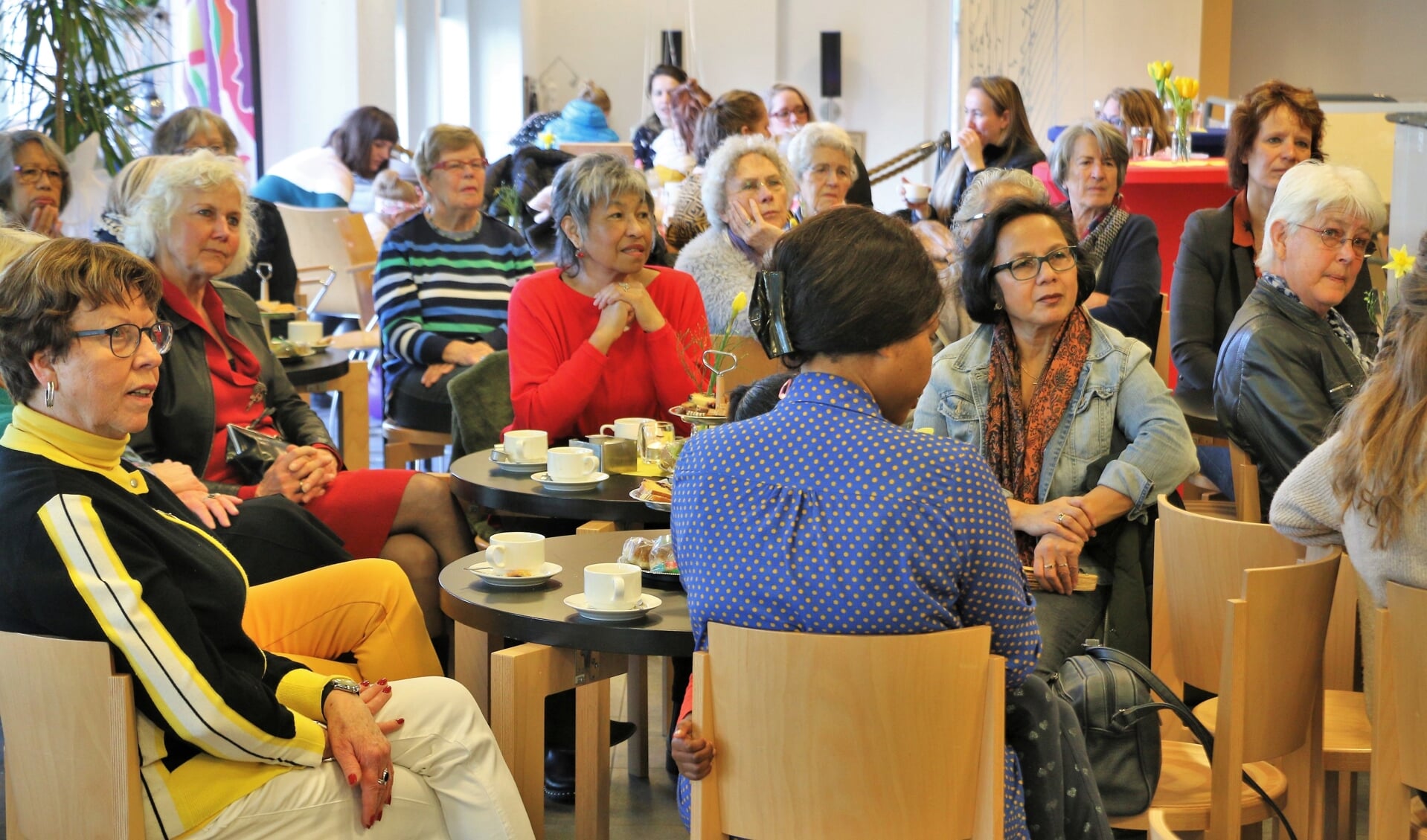 Een gemêleerd gezelschap van dames bezocht vrijdag het buurtcentrum van het Westhoffhuis in Lunteren, waar wethouder Willemien Vreugdenhil een betoog hield.