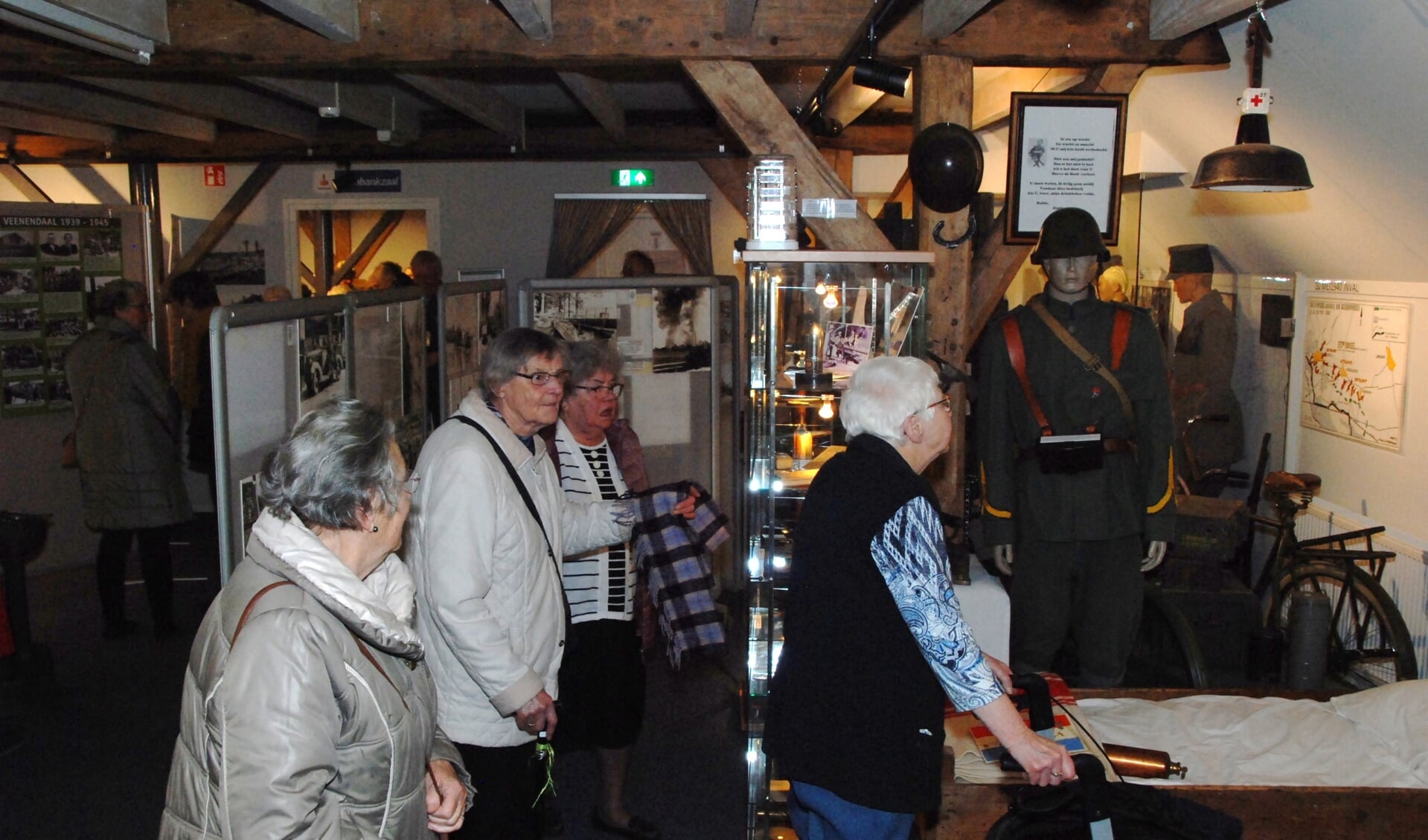 Zonnebloemgasten op bezoek in het museum van de Grebbelinie.