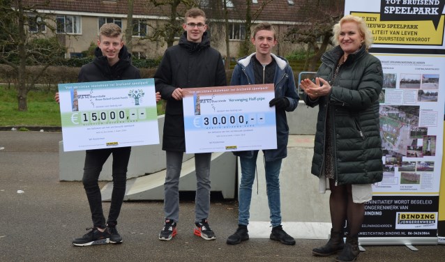 Ook wethouder Wil Kosterman kwam cheques overhandigen