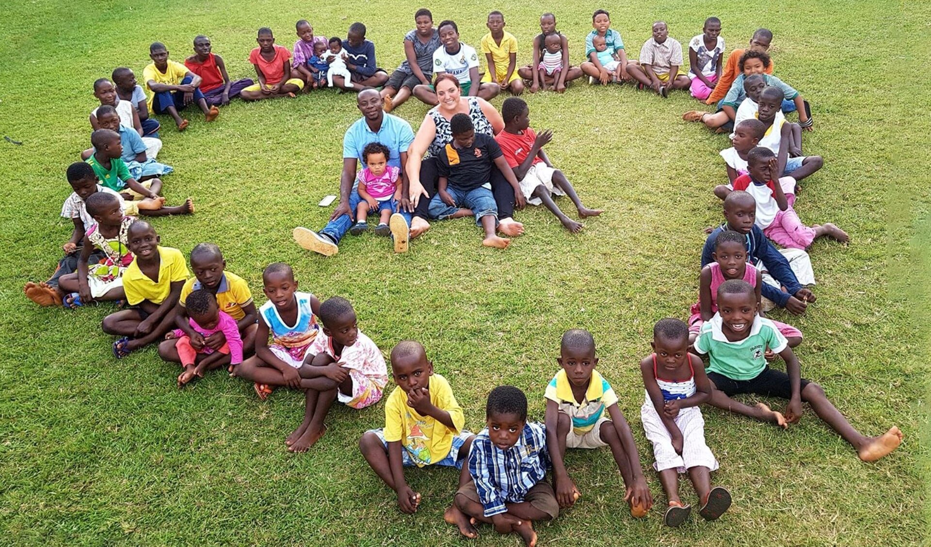 Mariëtte en Moses met de kinderen in kindertehuis Hanukkah in Ghana