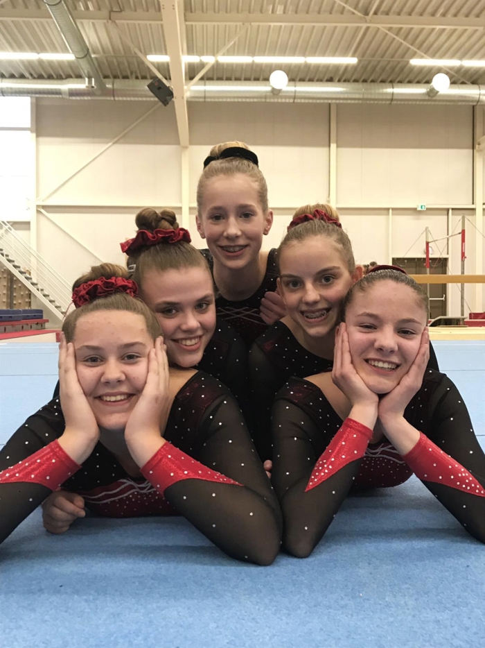 Maud, Madelon, Ruth, Anne en Robin uit ronde 4