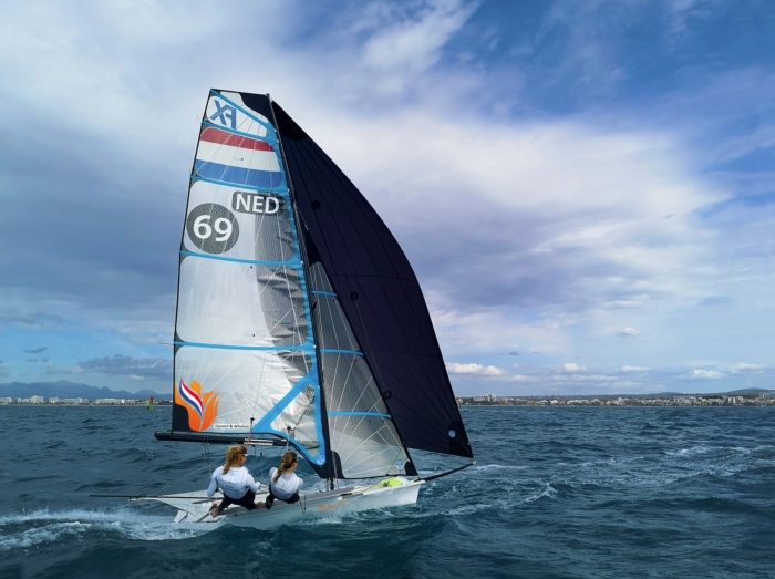 Dewi Couvert & Tess Wilschut trainen voor de kust van Palma de Mallorca voor deelname aan de Olympische kwalificatiewedstrijden voor Tokio 2020.