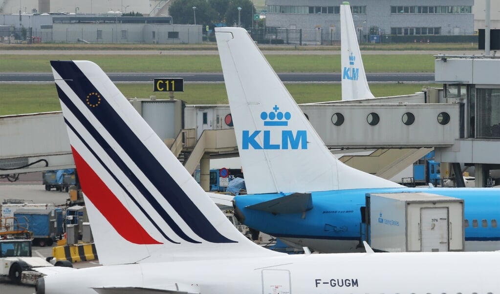 Vliegtuigen van KLM en Air France staan op Schiphol gebroederlijk naast elkaar.