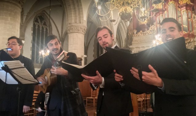 Het Camusette Consort verzorgt een concert.