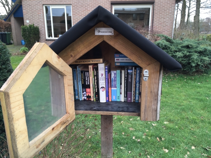 boekenhuisje hersteld en weer gevuld