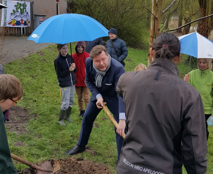 Wethouder Kees Kraanen plant de eerste boom voor het voedselbos in Liendert Amersfoort