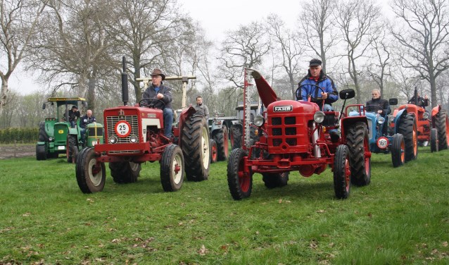 Er doen veel verschillende modellen van allerlei leeftijden mee aan de tocht voor oude tractors.