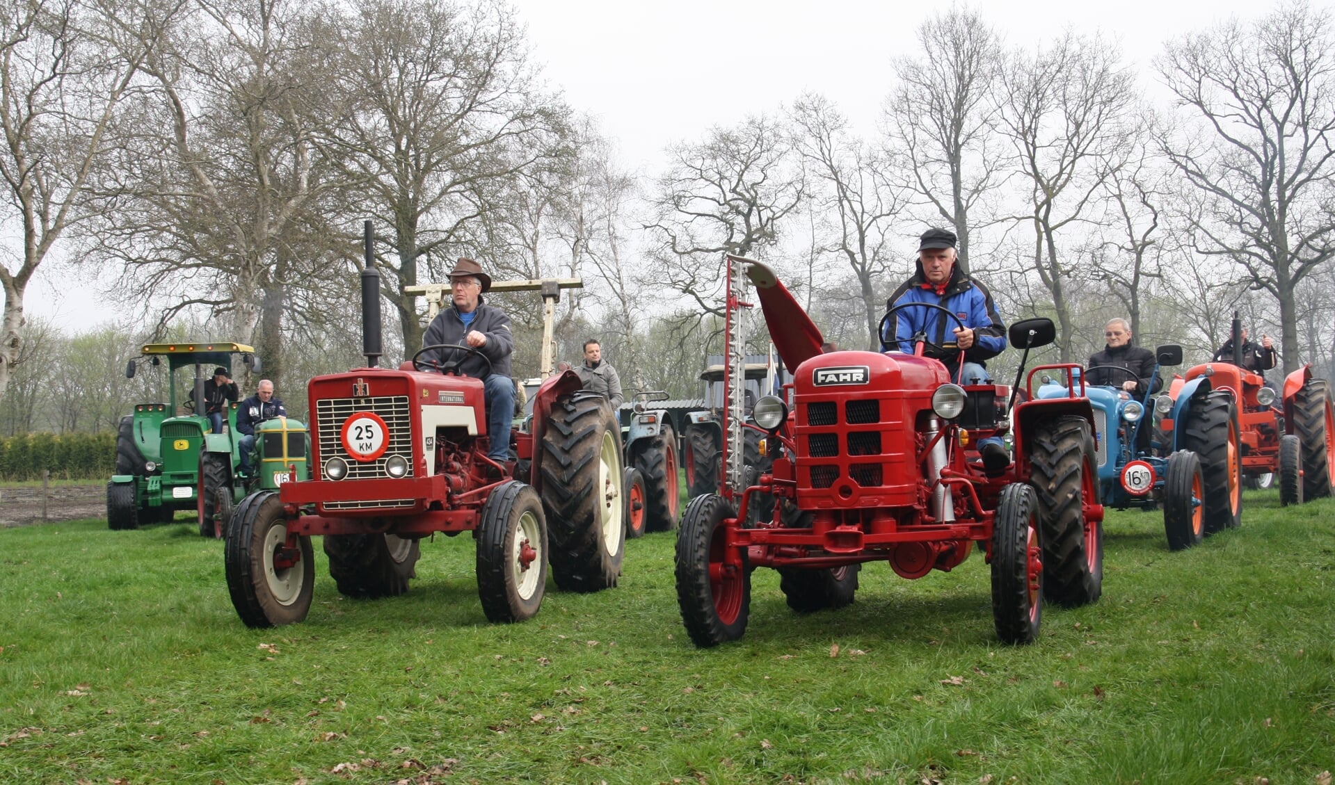 Er doen veel verschillende modellen van allerlei leeftijden mee aan de tocht voor oude tractors.