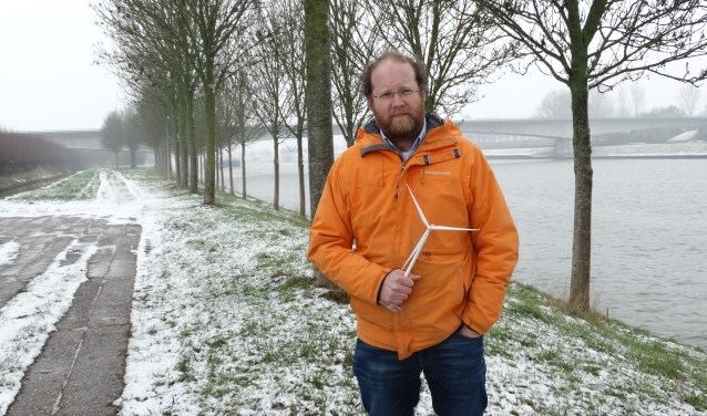 Ruben Berendts, initiatiefnemer Windpark Goyerbrug, op de locatie van de vier turbines. (archief febr. 2019)