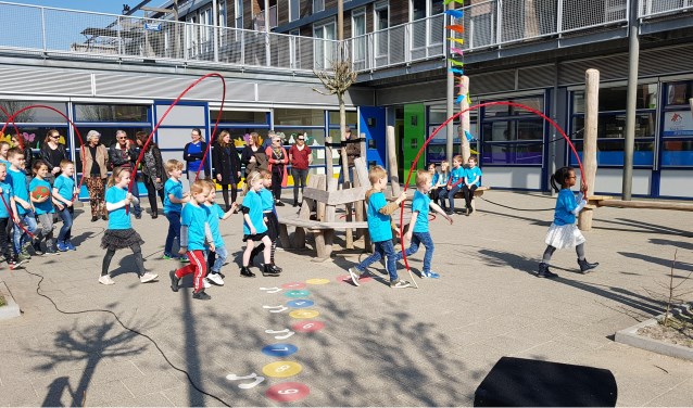 In parade lopen kinderen langs alle nieuwe speeltoestellen