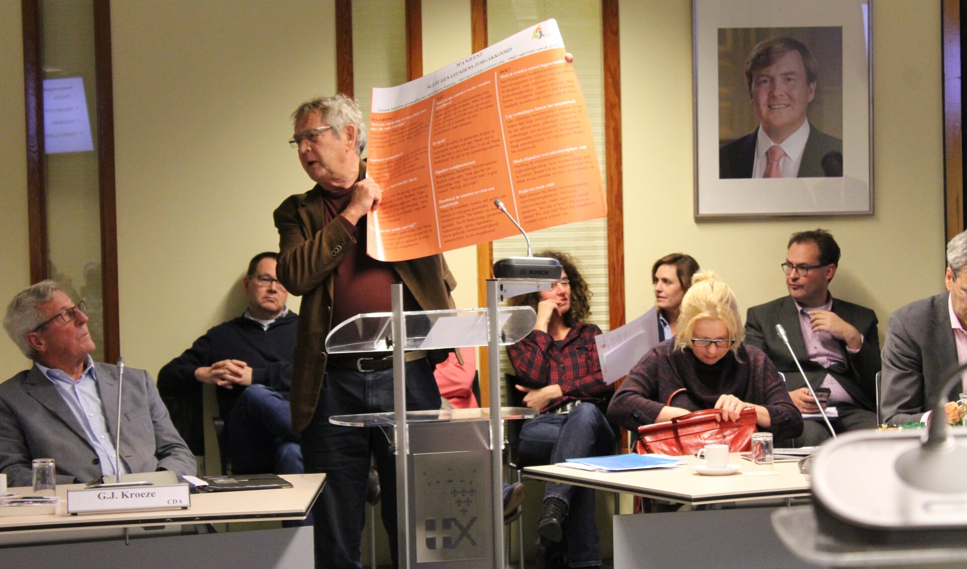 Eric-Jan Tuininga (Van Onder Op) biedt het manifest aan de Leusdense gemeenteraad aan.