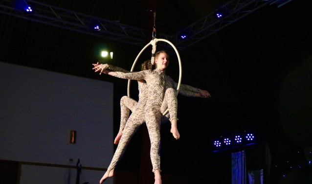 Een spectaculaire act in een hoog hangende hoepel