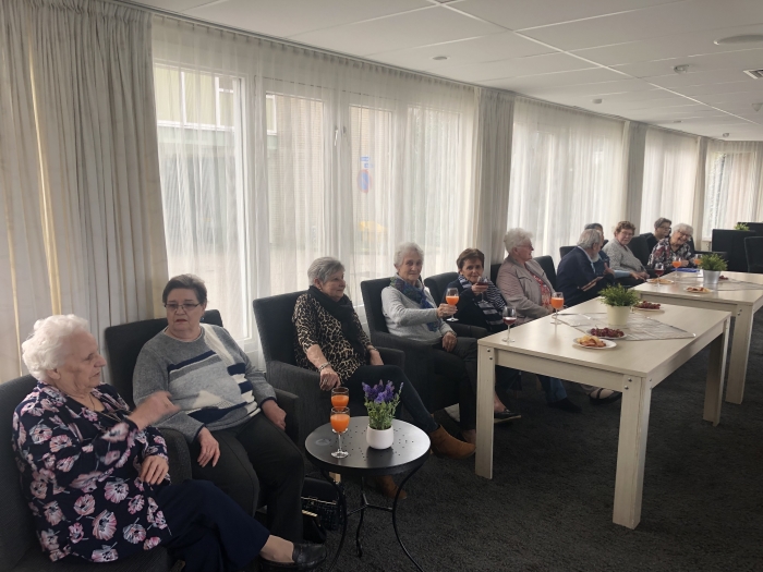 Proosten met een sapje tijdens IkPas Bingo