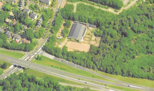 Een luchtfoto van het huidige manegeterrein.