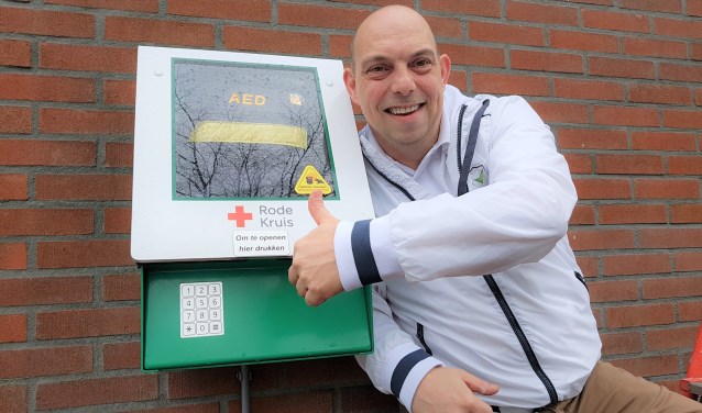 Jeroen Balk, steekt zijn duim op voor wie gaat voor een Hartveilig Houten