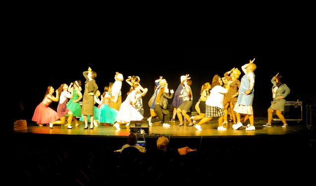 De cast repeteert hard aan Hairspray de Musical.
