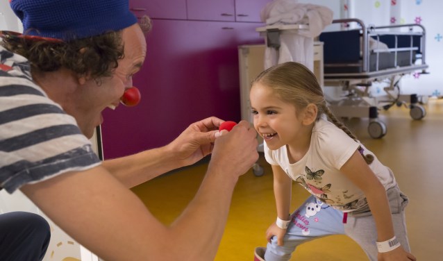 Tijdens Koningsdag zijn er meerdere CliniClowns te zien in de Krankeledenstraat.