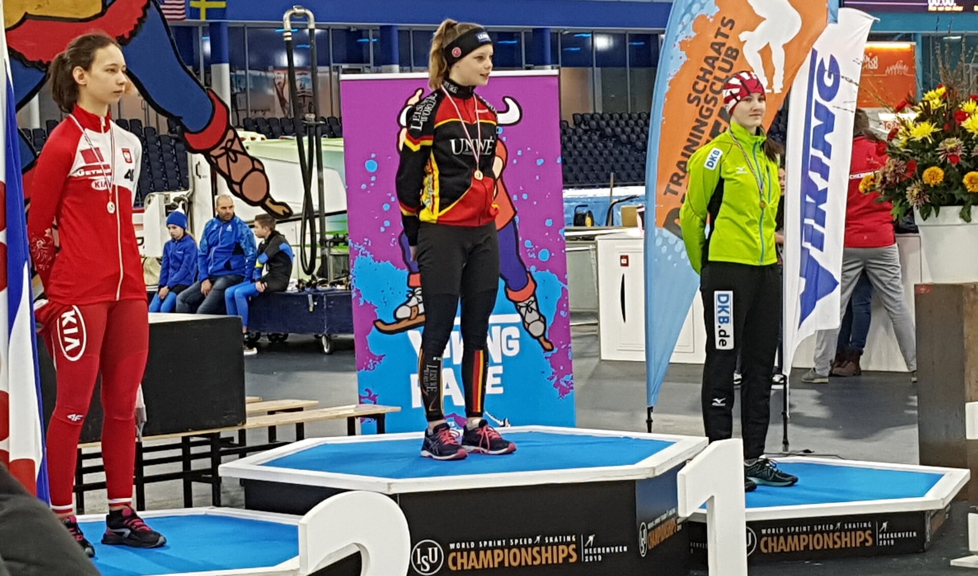 Isa ontving haar medailles en bloemen op het podium waar een week geleden nog Nao Kodaira en Pavel Kulizhnikov de medailles van de WK sprint kregen omgehangen.