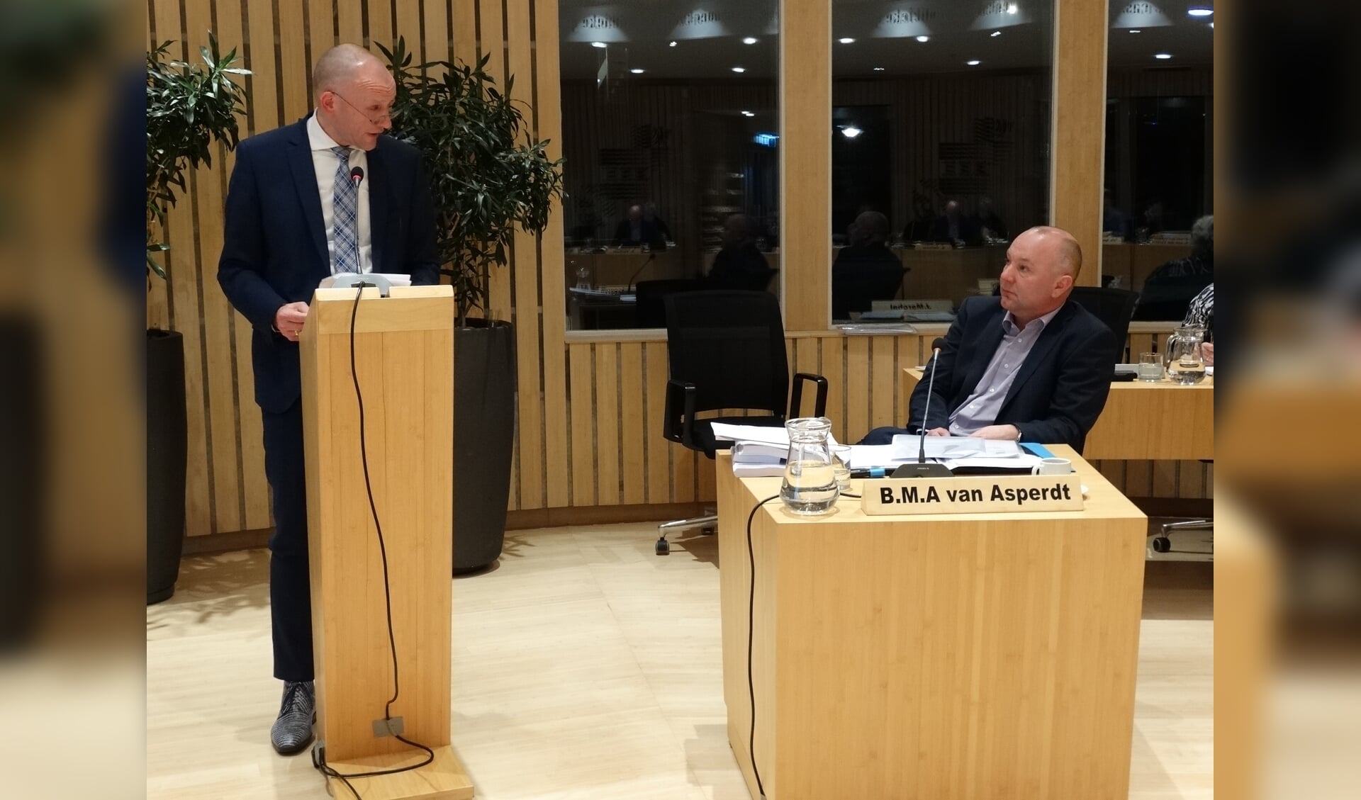 Wethouder Hans Marchal en Bart van Asperdt (D66) tijdens het interpellatiedebat van drie weken geleden