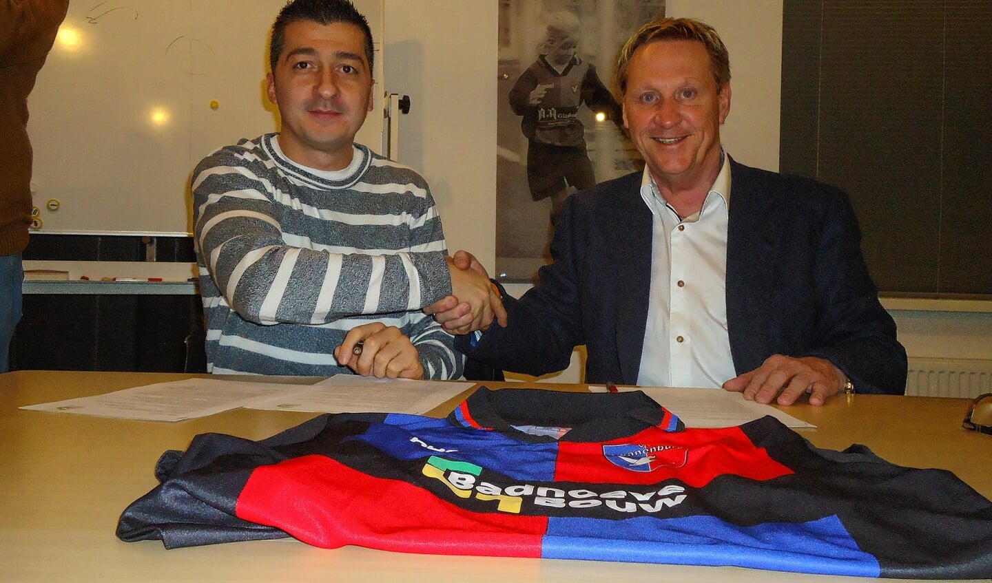 Simsek (links) in betere tijden bij vv Zwanenburg, bij het tekenen van zijn contract in 2015.