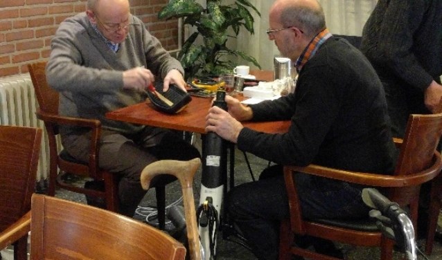 De reparateurs aan het werk: Ongeveer twee van de drie keer maken ze iets in orde.