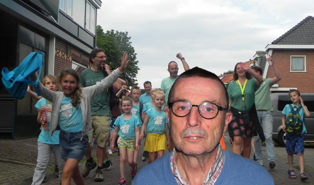 Willem Mol is verkeersregelaar en zorgt er voor dat de kinderen veilig en onbezorgd kunnen meedoen aan de avondvierdaagse.