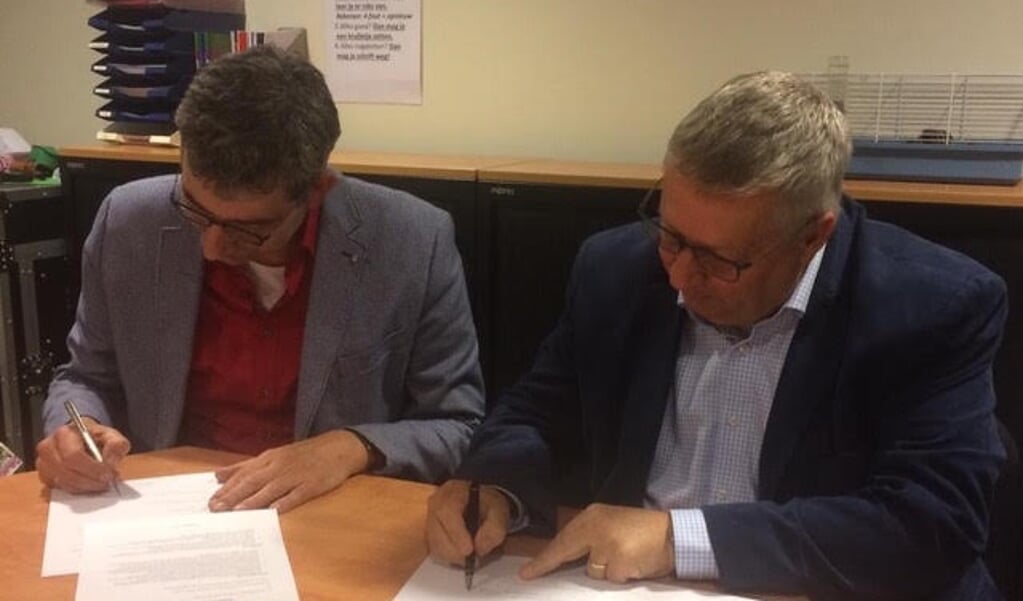 Gert van der Rhee (Drieslag) en Pieter Plug (Hervormde Scholen Ede) tekenen een intentieverklaring voor verdere samenwerking.