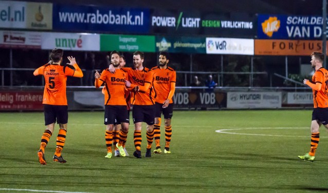 Frank Heus (nr. 8) wordt gefeliciteerd met zijn treffer (1-0) tegen DFS Opheusden. Heus scoorde na rust ook de beslissende 2-1.