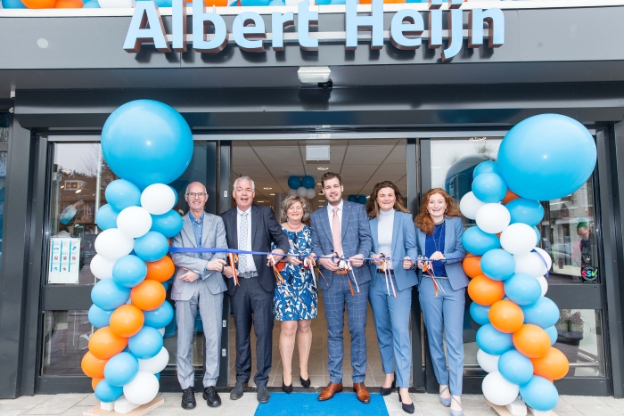 Drie generaties van familie Zwetsloot openen hun vernieuwde Albert Heijn. V.l.n.r. Karel (2e generatie), Carlo en Ingrid (3e generatie), Kai, Marit, Lisan (4e generatie).