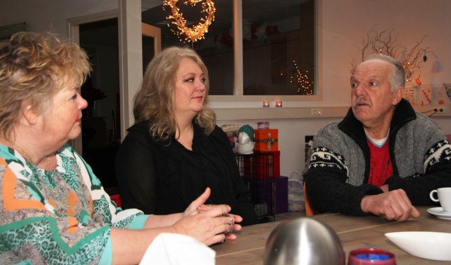 Bezoeker John Brands bij Esperanza in gesprek met twee gastdames. "Een luisterend oor doet je goed."