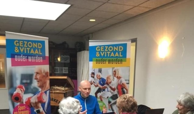 Buurtsportcoach Tobias Wijnmaalen geeft informatie