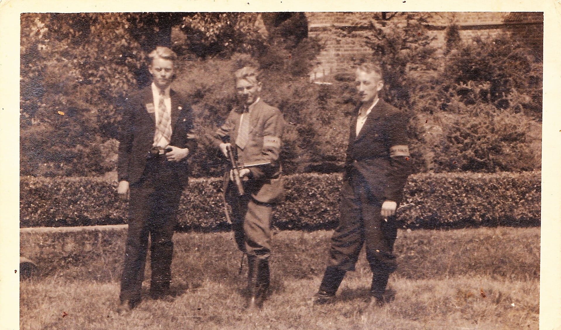 Drie leden van de NBS Achterveld. In het midden Karel van Ginkel met een stengun.