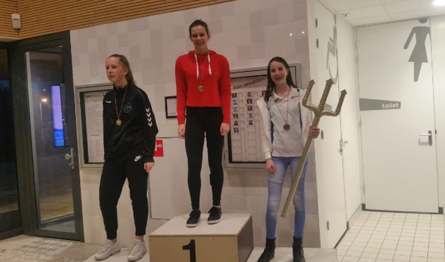 Demi van Beek op de derde plek met medaille en mascotte