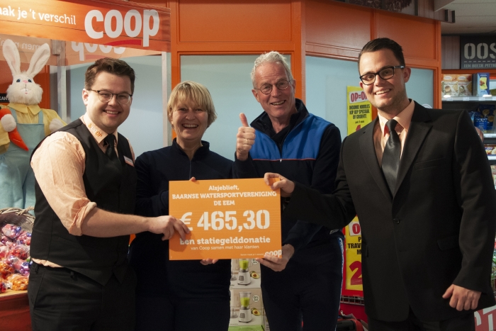 Supermarktmanagers Erik Doets en Christiaan Bos reiken de cheque uit aan voorzitter Bert Kranendonk en secretaris Sonja Witte van BWV De Eem.