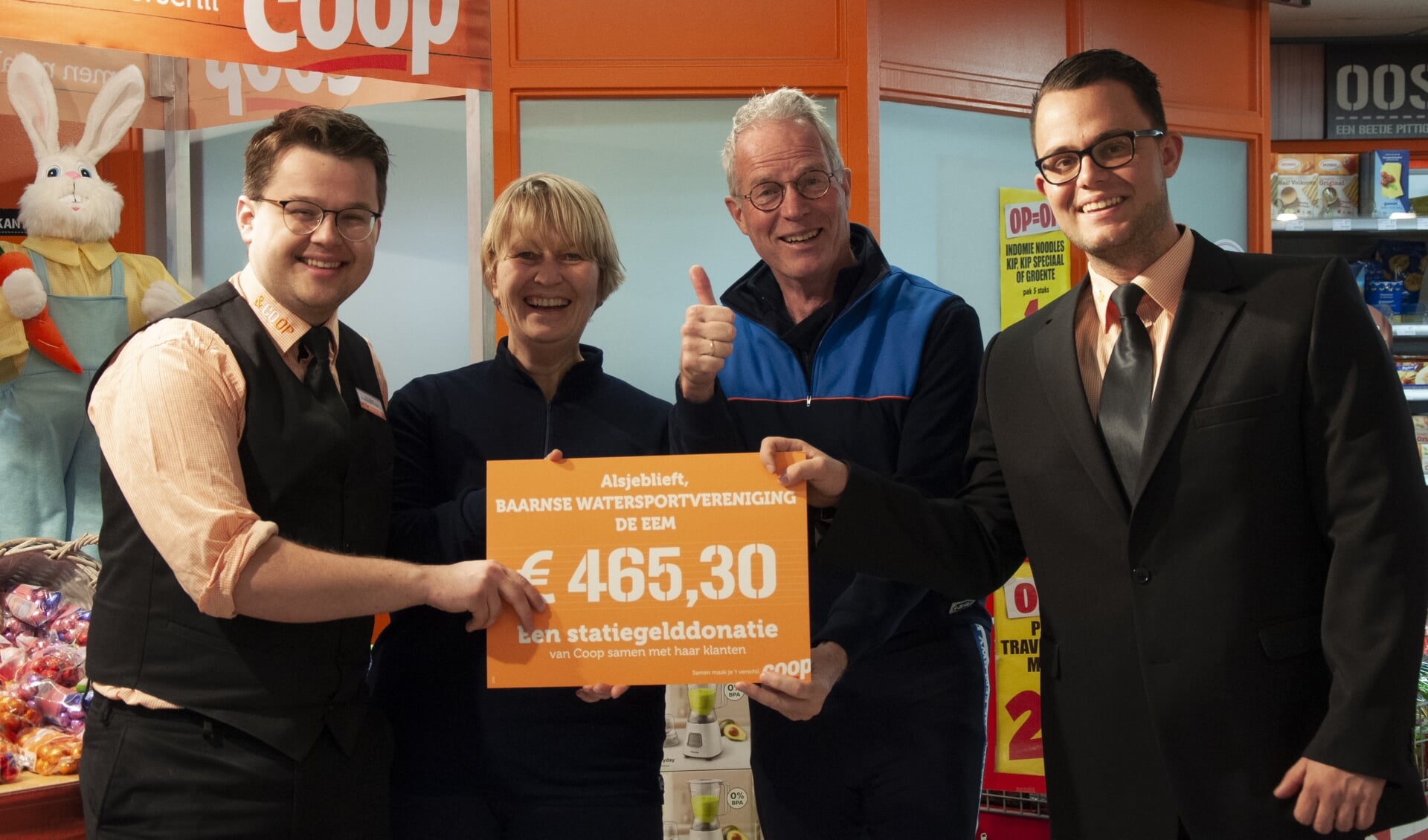 Supermarktmanagers Erik Doets en Christiaan Bos reiken de cheque uit aan voorzitter Bert Kranendonk en secretaris Sonja Witte van BWV De Eem.