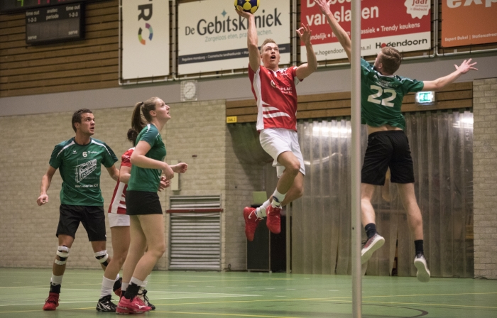 Steven Bakker met een one-hander namens Merwede/Multiplaat