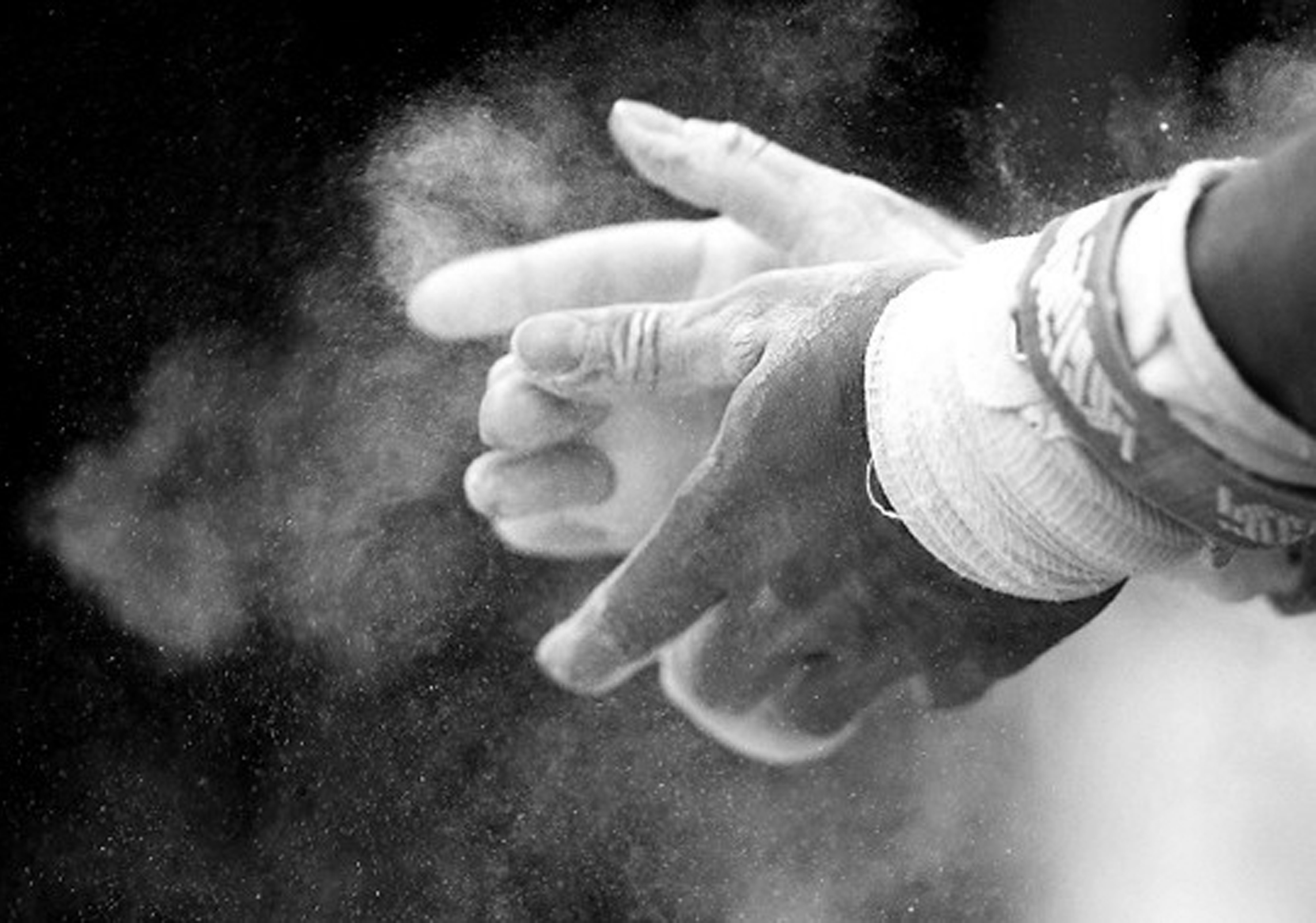 Gymnast brengt magnesium aan