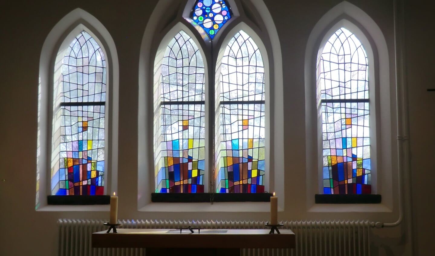 De bijzondere glas in lood ramen in de kapel