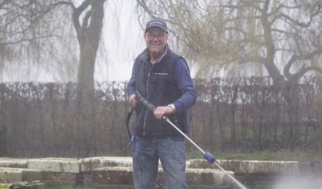 Eric de Jong doet het onderhoud op begraafplaats Beth Haim.