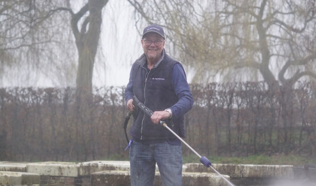 Eric de Jong doet het onderhoud op begraafplaats Beth Haim. 