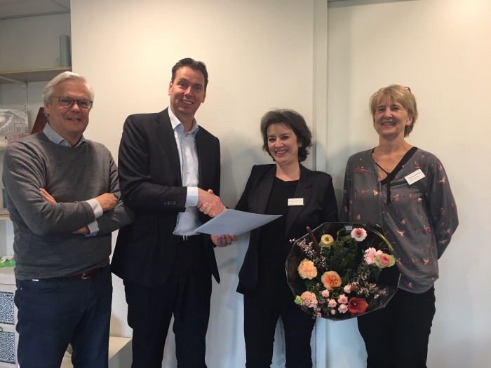 Marja van der Vorst en Annemarie Hidding van Hospice de Luwte met Frank Meijer, voorzitter en Bert van den Born,  lid van de lustrumcommissie van Rotaryclub Soestdijk.
