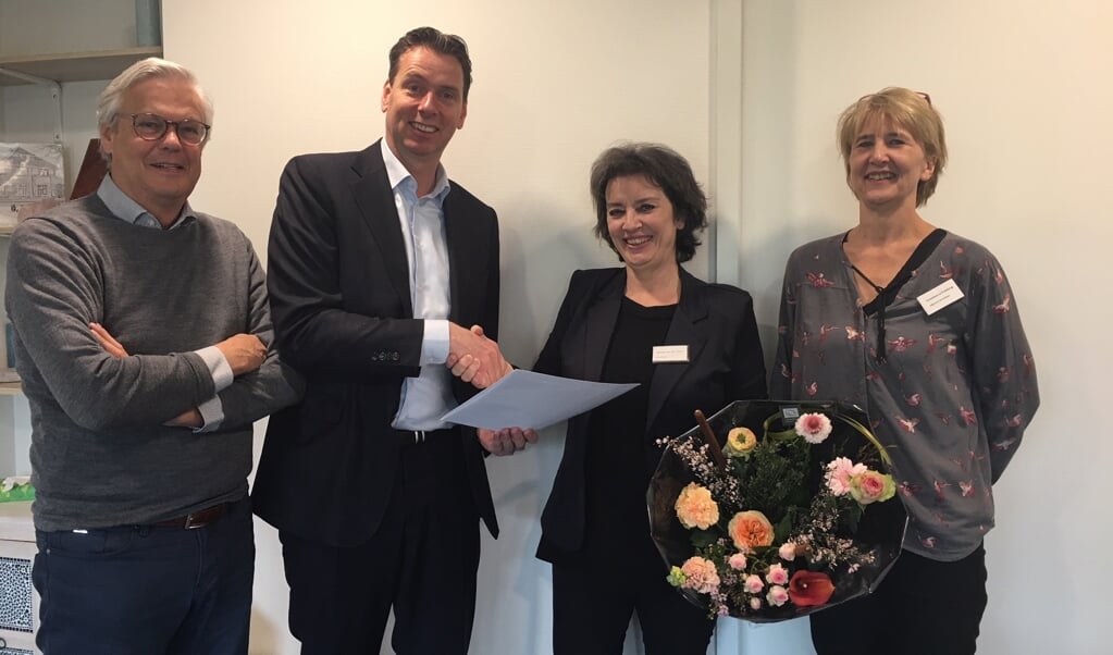 Marja van der Vorst en Annemarie Hidding van Hospice de Luwte met Frank Meijer, voorzitter en Bert van den Born,  lid van de lustrumcommissie van Rotaryclub Soestdijk.
