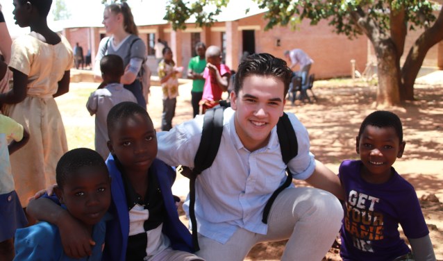 In Malawi kwam Daniel Laclé in contact met leeftijdgenoten en kinderen, onder meer om het belang van onderwijs te benadrukken.