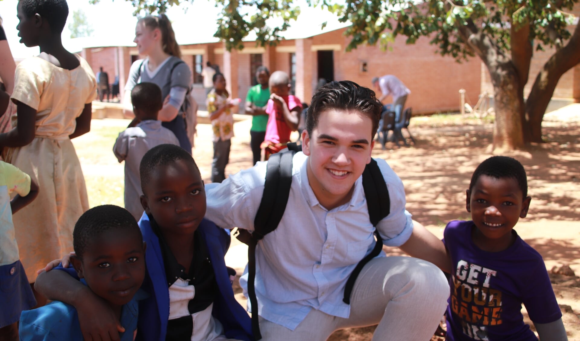 In Malawi kwam Daniel Laclé in contact met leeftijdgenoten en  kinderen, onder meer om het belang van onderwijs te benadrukken.